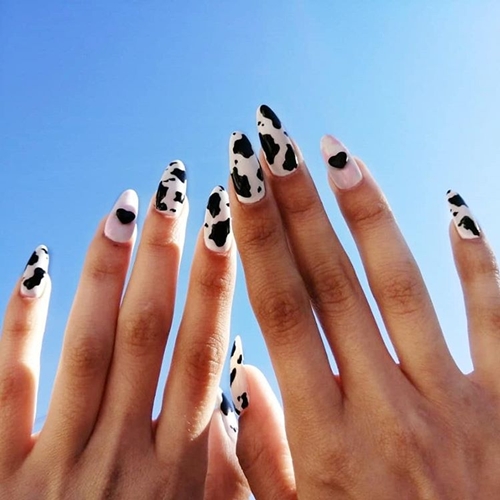 Read more about the article Behind the Scenes: A Day in the Life of a Nail Technician